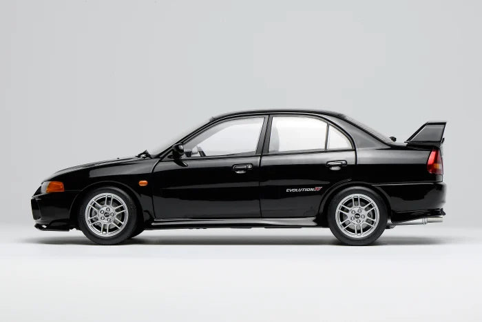 1:18 Motorhelix Mitsubishi Lancer Evo IV Pyreness Black M-84002