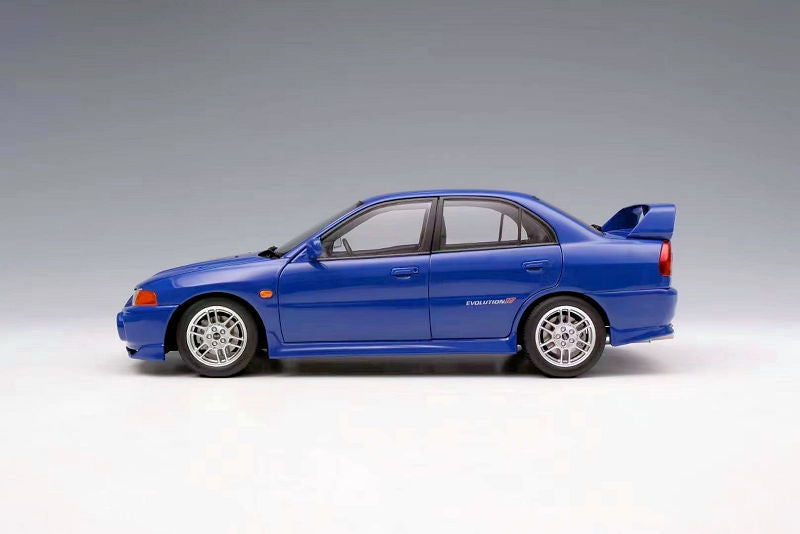 1:18 Motorhelix Mitsubishi Lancer Evo IV Blau M-84005