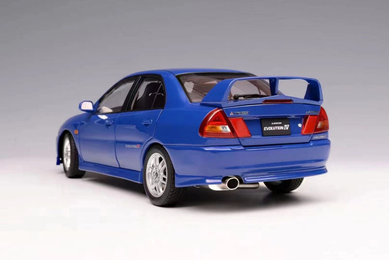 1:18 Motorhelix Mitsubishi Lancer Evo IV Blau M-84005