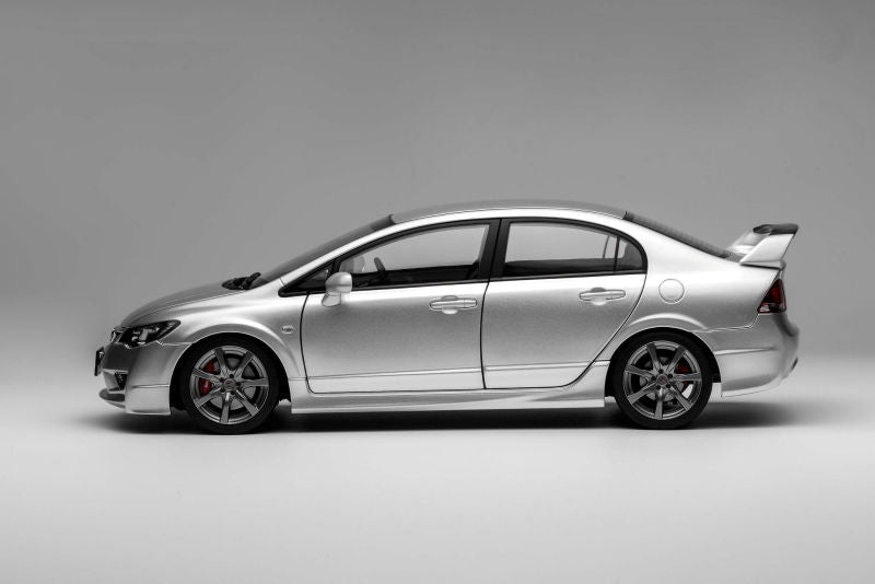 1:18 Motorhelix Honda Civic Type R FD2 Late Version Silber M-85405