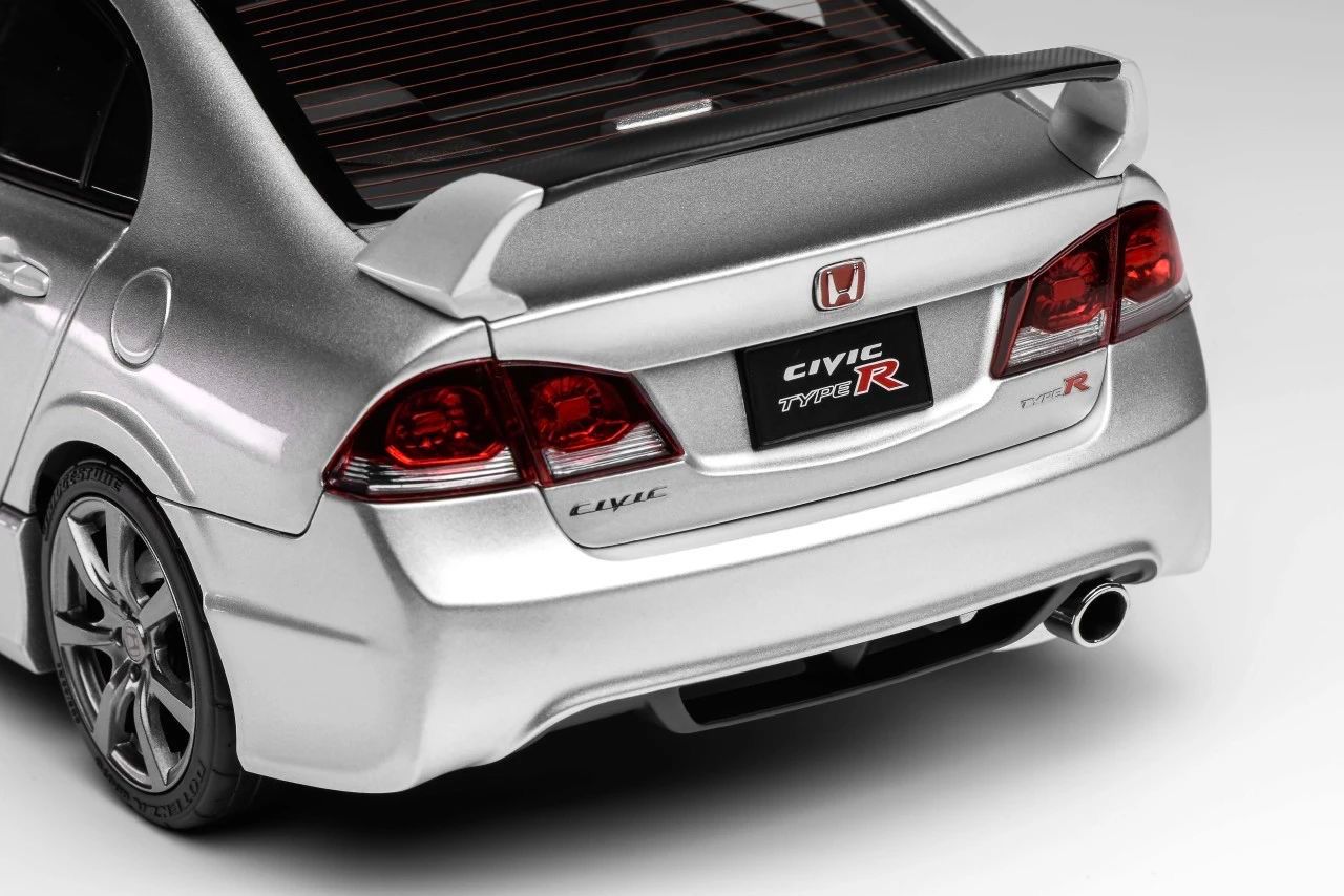 1:18 Motorhelix Honda Civic Type R FD2 Late Version Silber M-85405