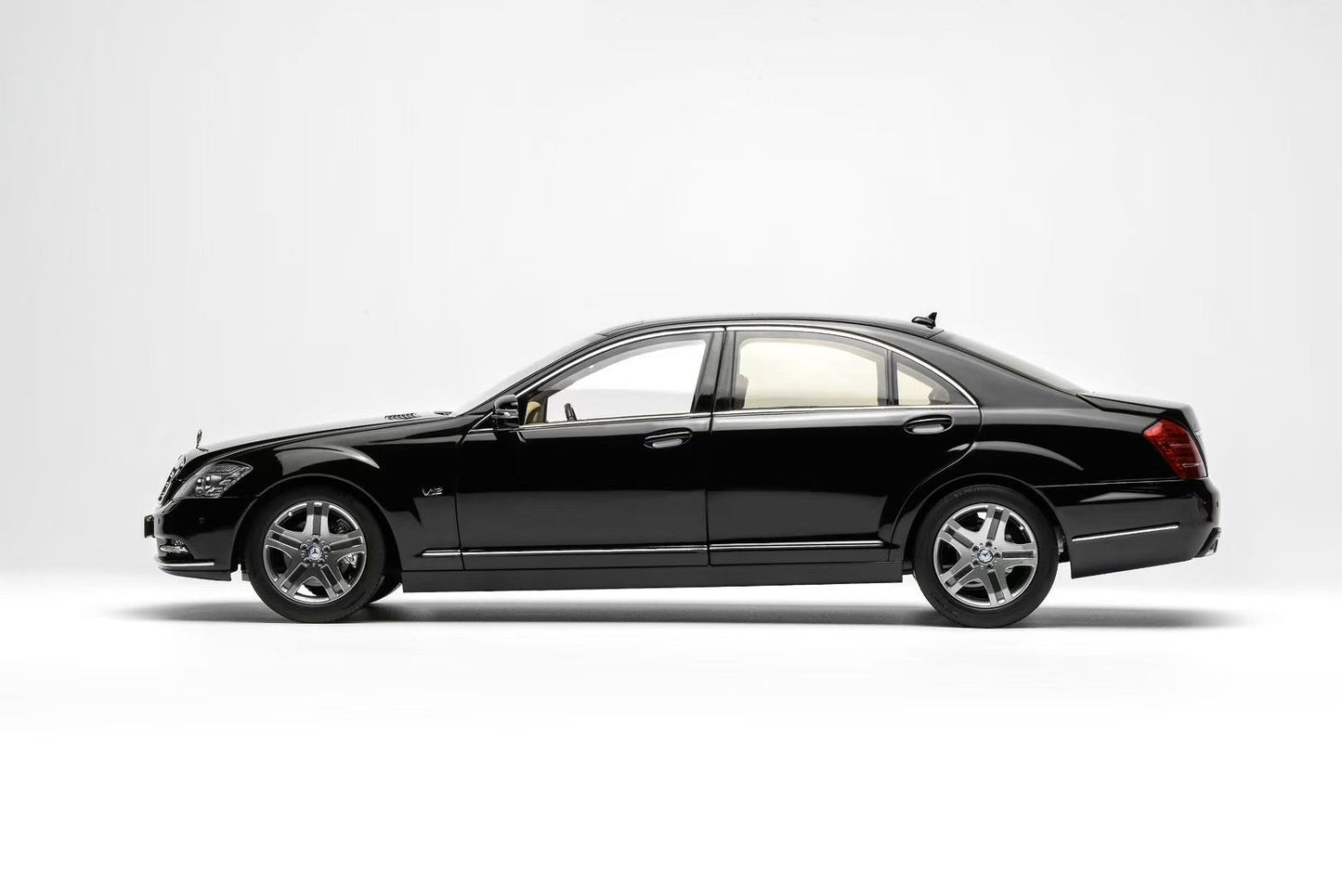 1:18 Motorhelix Mercedes-Benz S-Class S600L W221 Limousine Schwarz M-82204