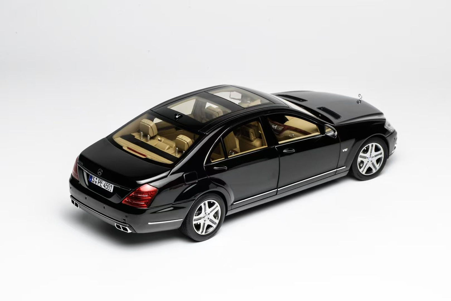 1:18 Motorhelix Mercedes-Benz S-Class S600L W221 Limousine Schwarz M-82204